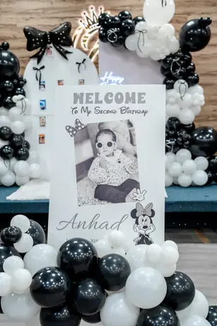 Memorial easel and balloon display